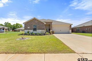 203 Parker Oaks Dr., Chandler, TX 75758