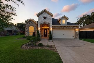 230 Edgewater Drive, West Columbia, TX 77486