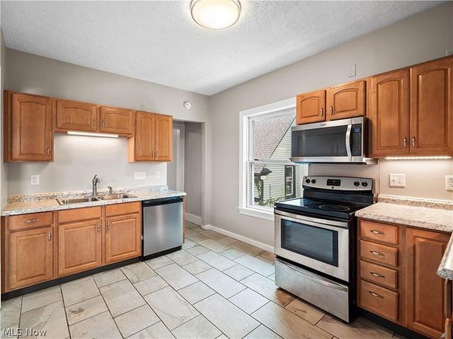 6110 W Clinton Avenue 2, Cleveland, OH 44102