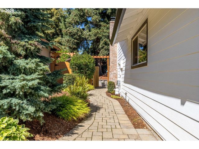 11495 Sw SPRINGWOOD Dr, Tigard, OR 97223
