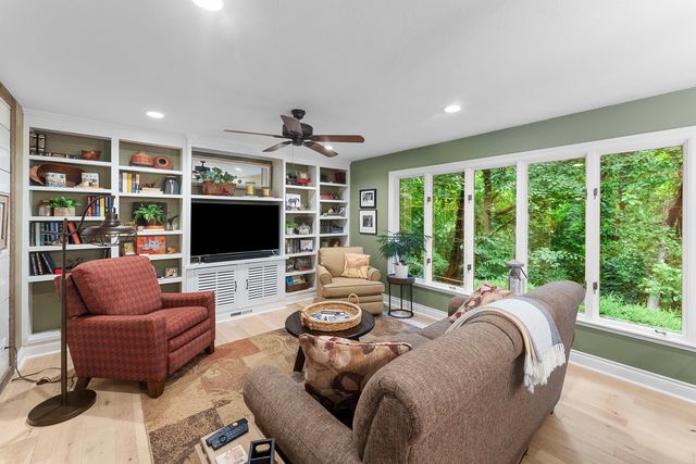 252 Hillcrest Avenue, Davenport, IA 52803
