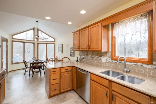 811 Falcon Creek Parkway, Fort Wayne, IN 46845