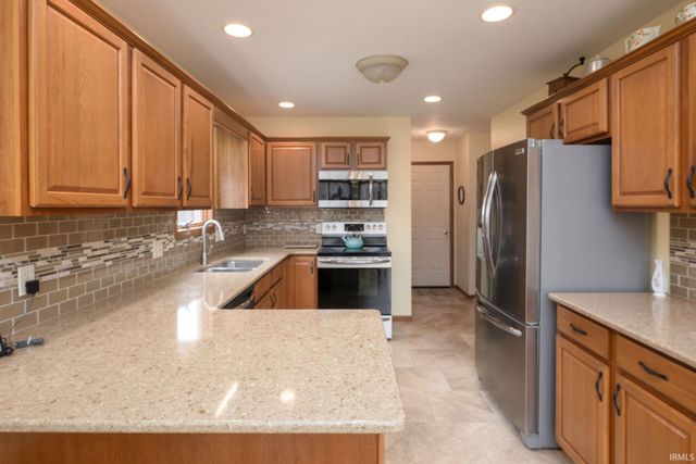 811 Falcon Creek Parkway, Fort Wayne, IN 46845