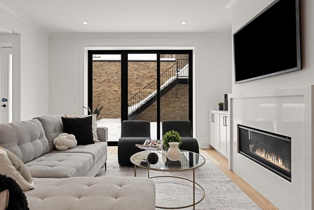 3711 N Magnolia Avenue, Chicago, IL 60613