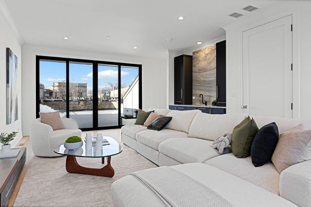 3711 N Magnolia Avenue, Chicago, IL 60613