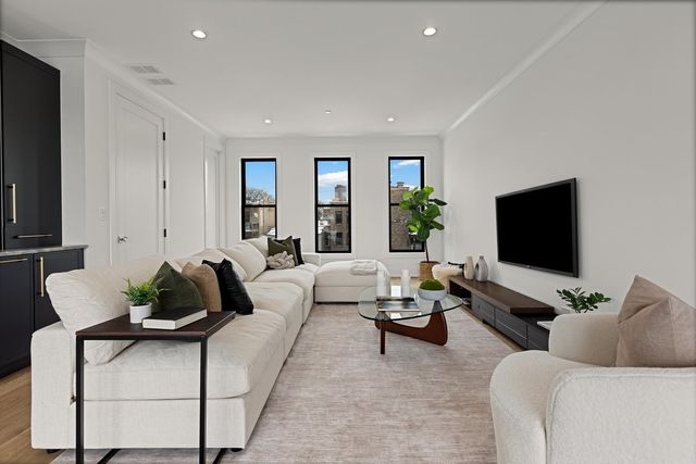 3711 N Magnolia Avenue, Chicago, IL 60613