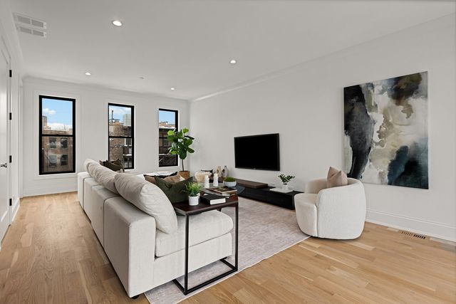 3711 N Magnolia Avenue, Chicago, IL 60613