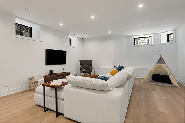 3711 N Magnolia Avenue, Chicago, IL 60613