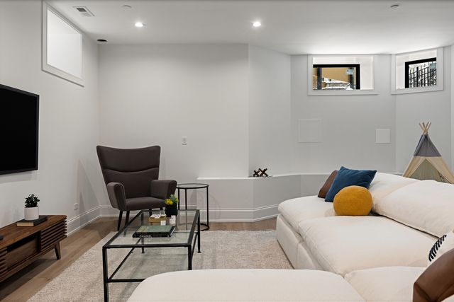 3711 N Magnolia Avenue, Chicago, IL 60613