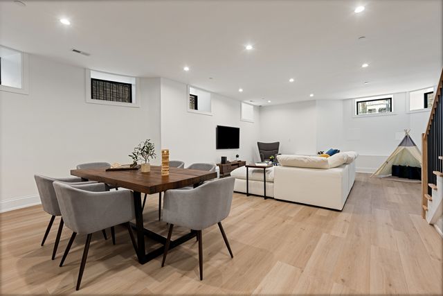 3711 N Magnolia Avenue, Chicago, IL 60613