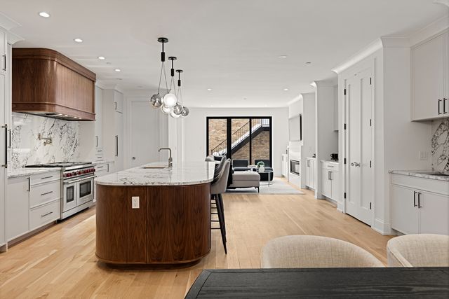 3711 N Magnolia Avenue, Chicago, IL 60613