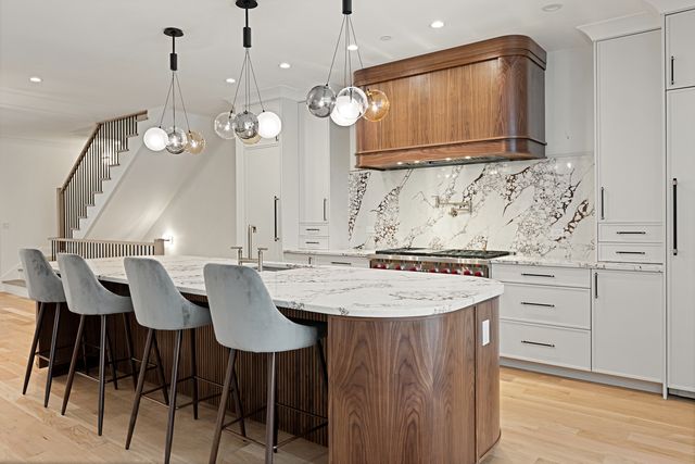 3711 N Magnolia Avenue, Chicago, IL 60613