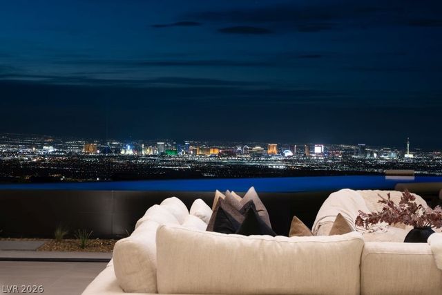 12 Chisel Crest Court, Henderson, NV 89012