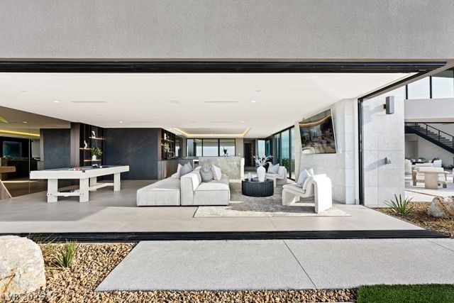 12 Chisel Crest Court, Henderson, NV 89012