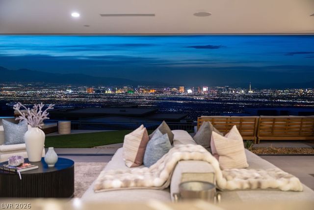 12 Chisel Crest Court, Henderson, NV 89012