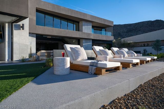 12 Chisel Crest Court, Henderson, NV 89012