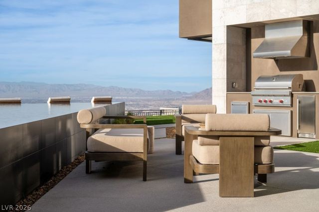 12 Chisel Crest Court, Henderson, NV 89012