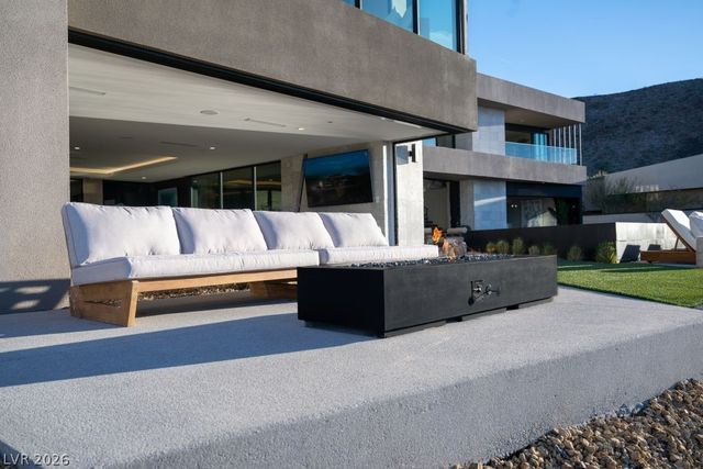 12 Chisel Crest Court, Henderson, NV 89012