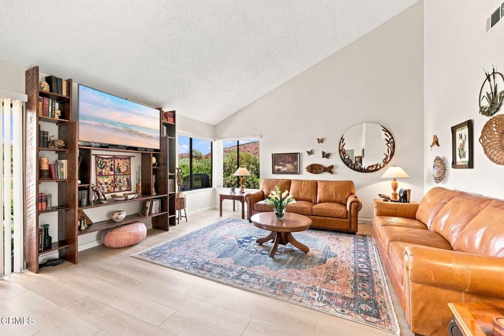 Image 7 of property listing at 42062 Village 42, Camarillo, CA 93012