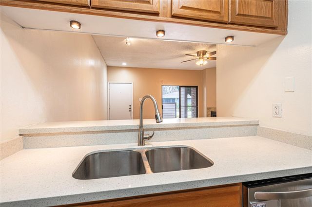 7069 N Holiday Drive, Galveston, TX 77550