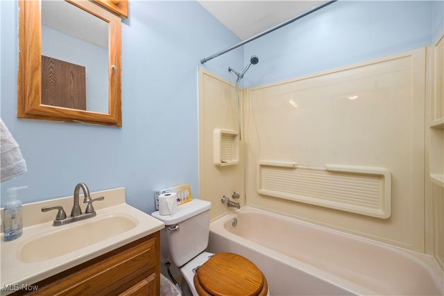 12393 National Drive, Grafton, OH 44044