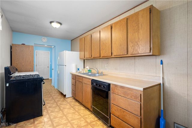 12393 National Drive, Grafton, OH 44044