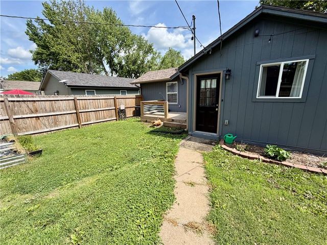 1120 Pacific Avenue, Osawatomie, KS 66064