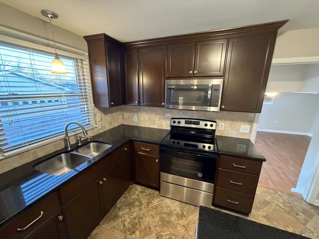 198 Wessington Pl, Hendersonville, TN 37075