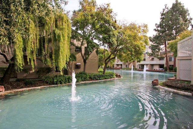 905 W Middlefield Road 917, Mountain View, CA 94043