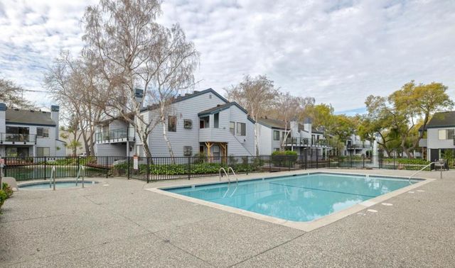 905 W Middlefield Road 917, Mountain View, CA 94043