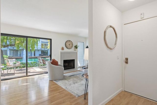 905 W Middlefield Road 917, Mountain View, CA 94043