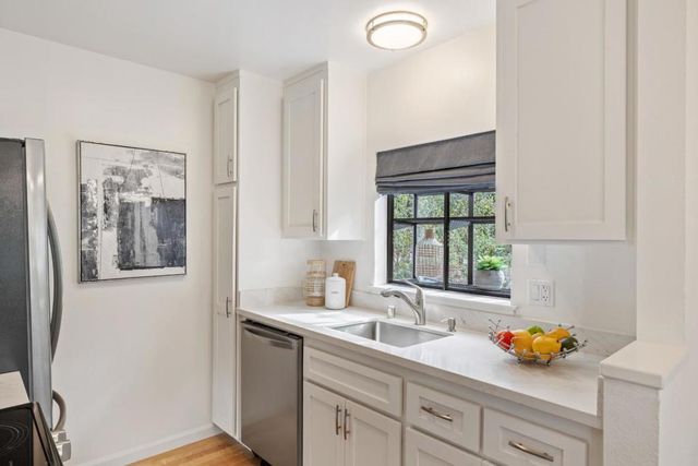 905 W Middlefield Road 917, Mountain View, CA 94043