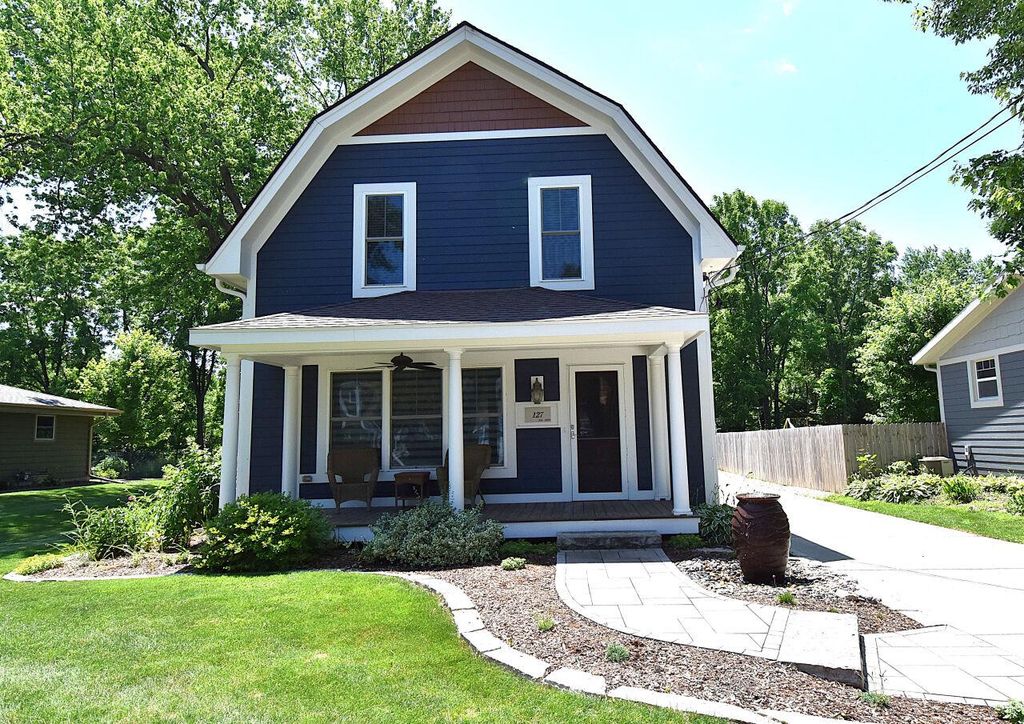 127 E Ottawa AVENUE, Dousman, WI 53118