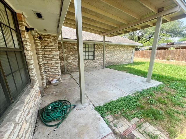 821 S Guadalupe ST, Lockhart, TX 78644