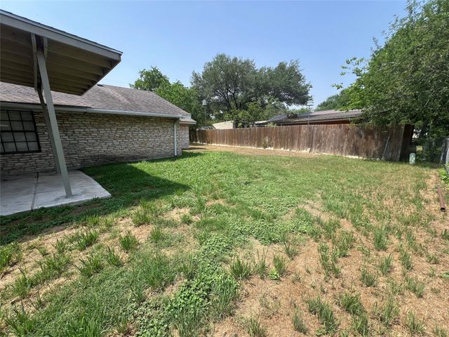 821 S Guadalupe ST, Lockhart, TX 78644