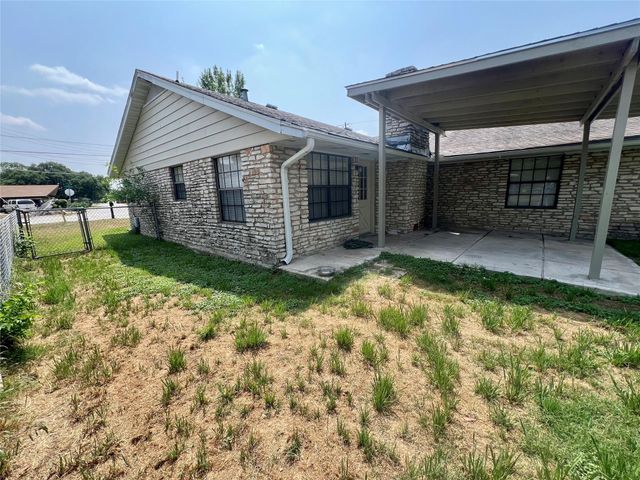 821 S Guadalupe ST, Lockhart, TX 78644