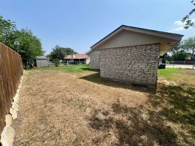 821 S Guadalupe ST, Lockhart, TX 78644