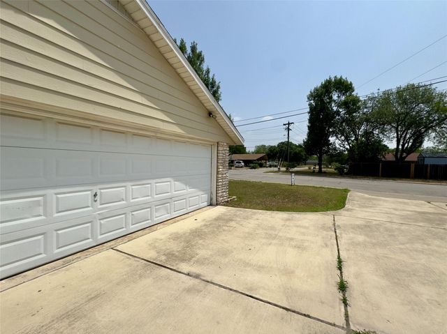 821 S Guadalupe ST, Lockhart, TX 78644