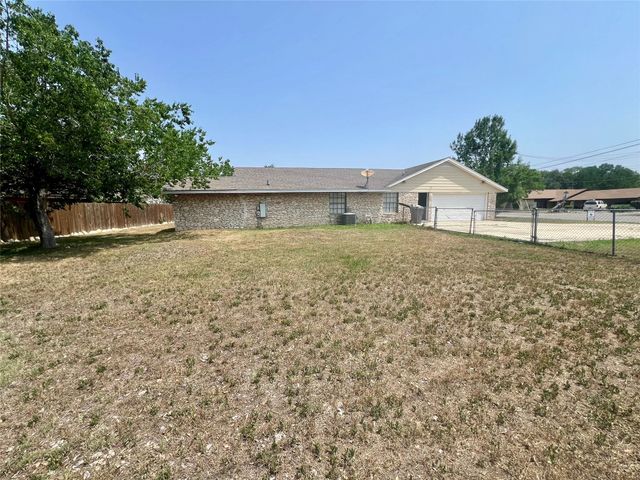 821 S Guadalupe ST, Lockhart, TX 78644