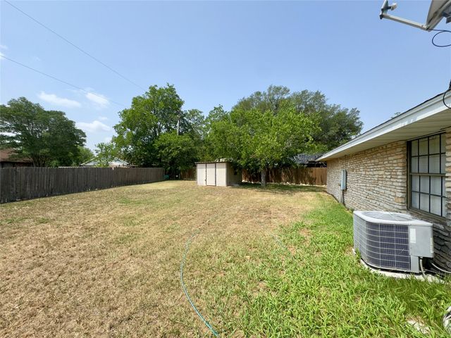 821 S Guadalupe ST, Lockhart, TX 78644