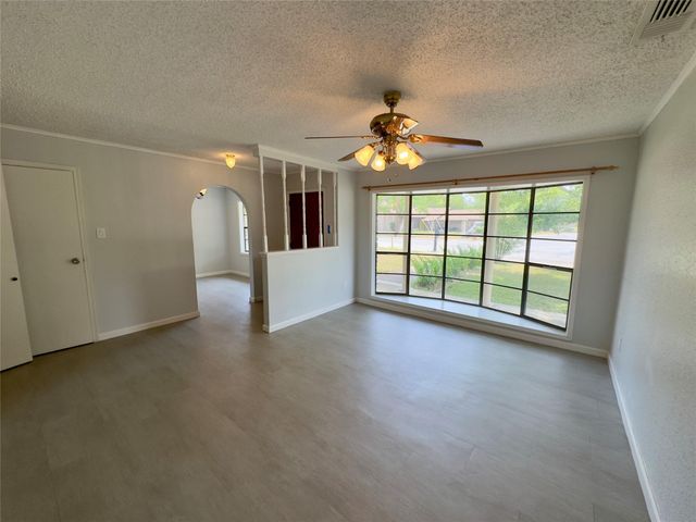 821 S Guadalupe ST, Lockhart, TX 78644