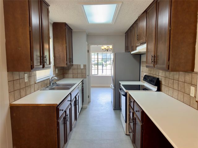 821 S Guadalupe ST, Lockhart, TX 78644