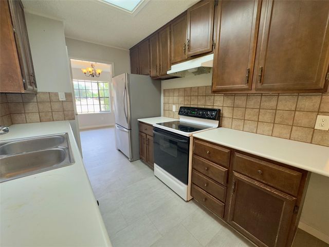 821 S Guadalupe ST, Lockhart, TX 78644