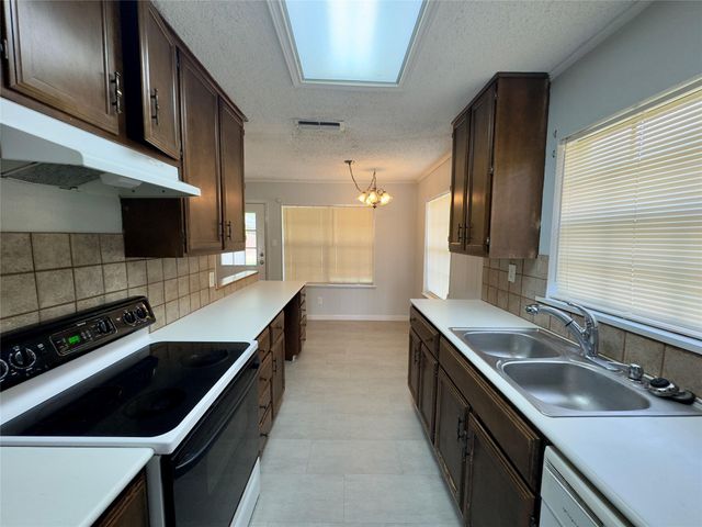 821 S Guadalupe ST, Lockhart, TX 78644