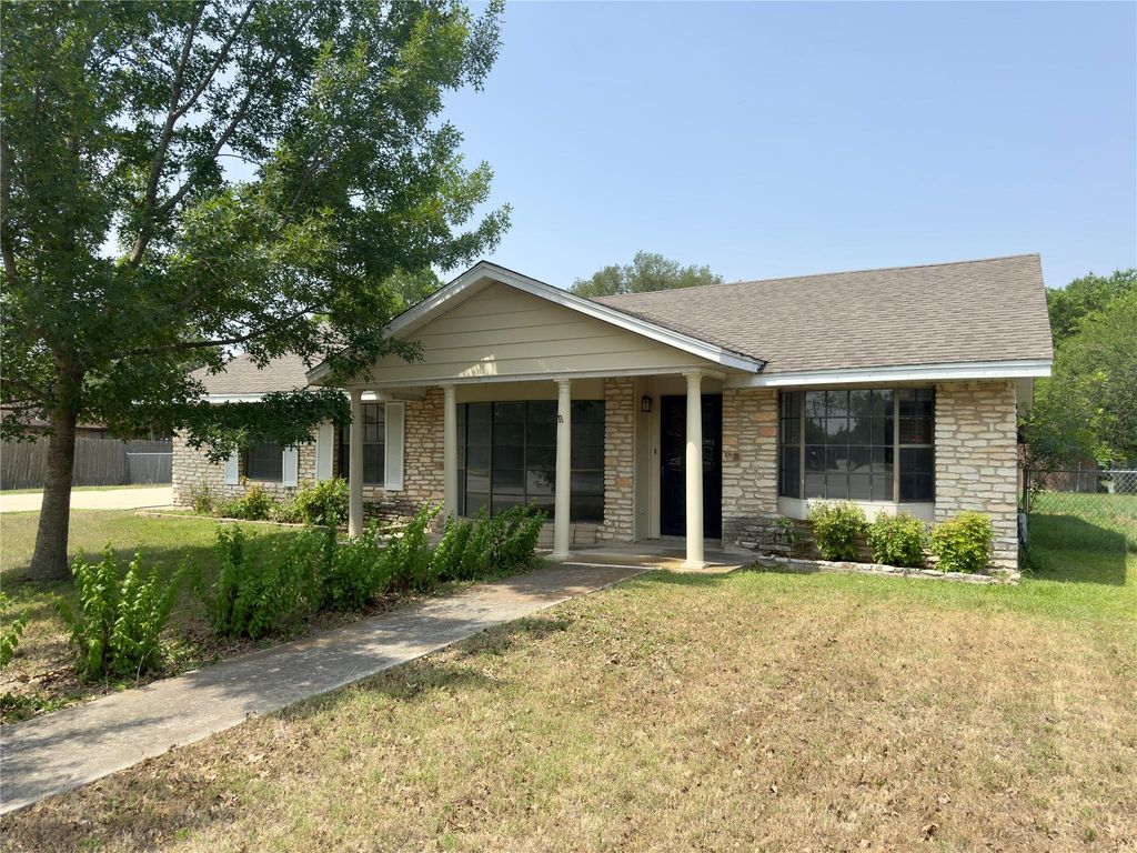 821 S Guadalupe ST, Lockhart, TX 78644