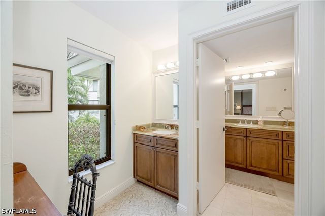 225 Wildwood LN, Naples, FL 34105