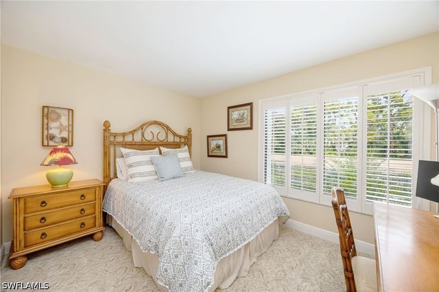 225 Wildwood LN, Naples, FL 34105
