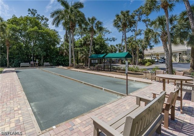 225 Wildwood LN, Naples, FL 34105