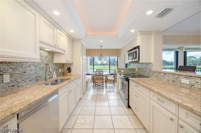225 Wildwood LN, Naples, FL 34105