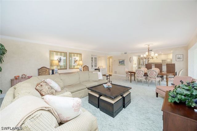 225 Wildwood LN, Naples, FL 34105